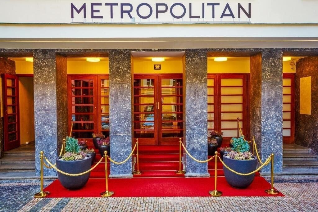 Территория Metropolitan Old Town Hotel 3*