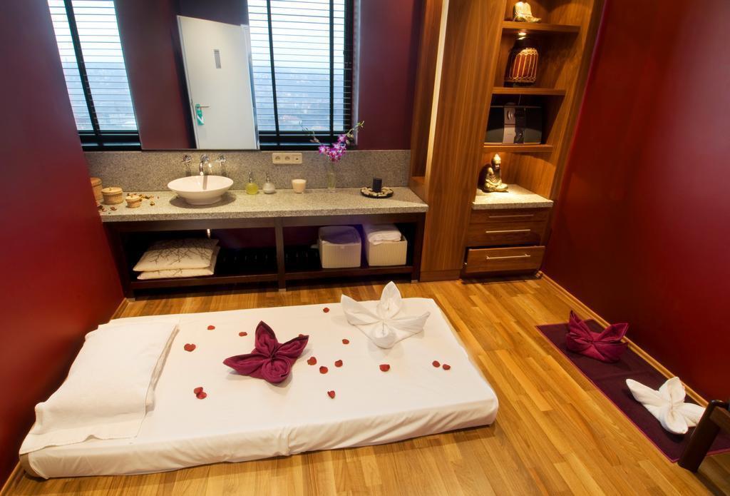 Територія Corinthia Hotel Prague 5*