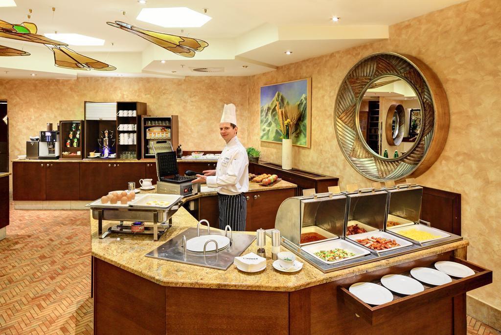 Территория Lindner Hotel Prague Castle (ex. Crowne Plaza Prague Castle) 5*