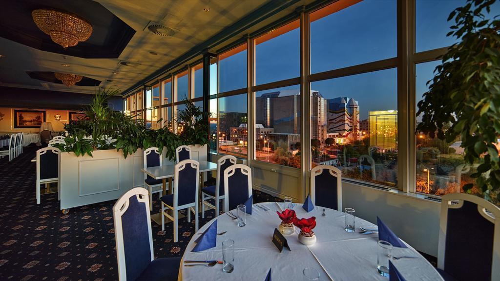 Территория Top Hotel Praha 4*