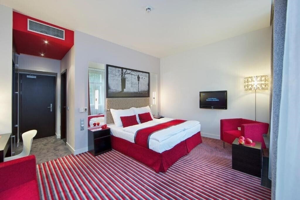 Територія Red & Blue Design Hotel Prague 4*