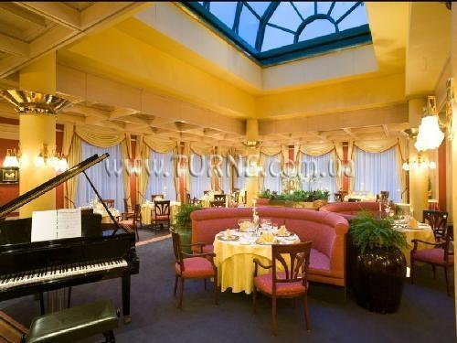 Территория Golden Tulip Savoy Prague 5*