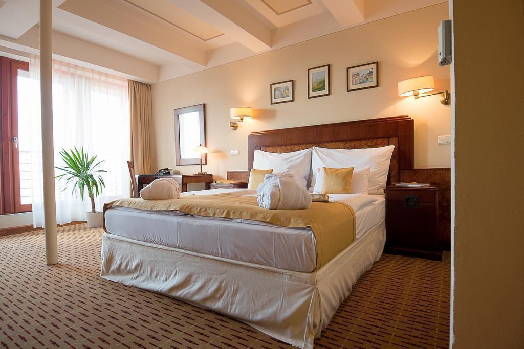 Панорама Majestic Plaza 4*