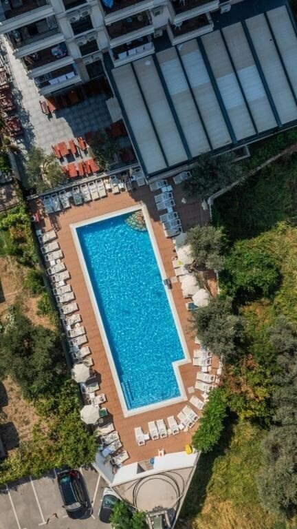 Територія Hotel Pharos Bar 3*