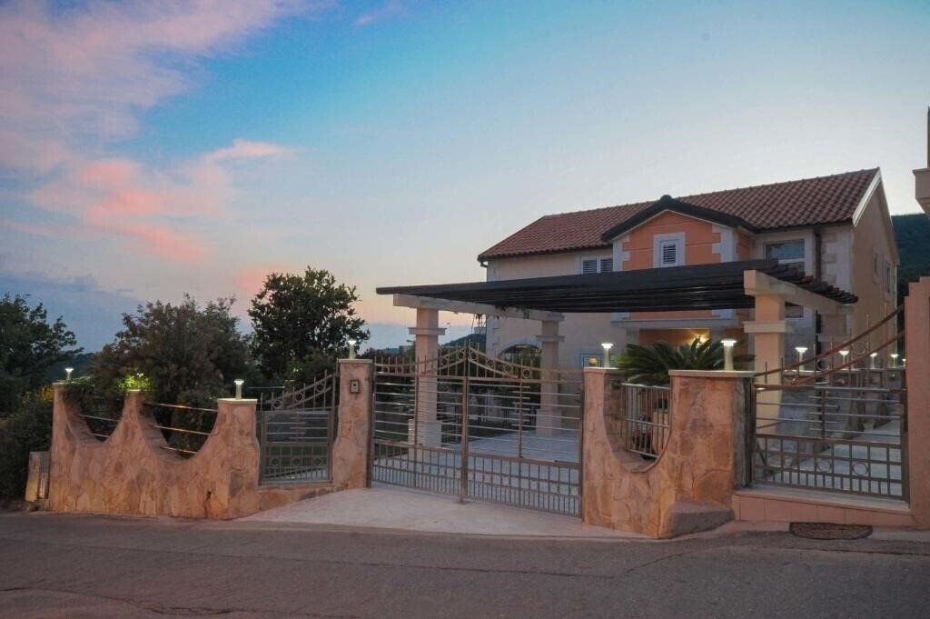 Панорама Dragana 3*