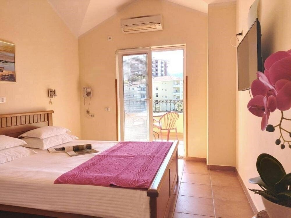 Готель Premier Apartments Villa 4*