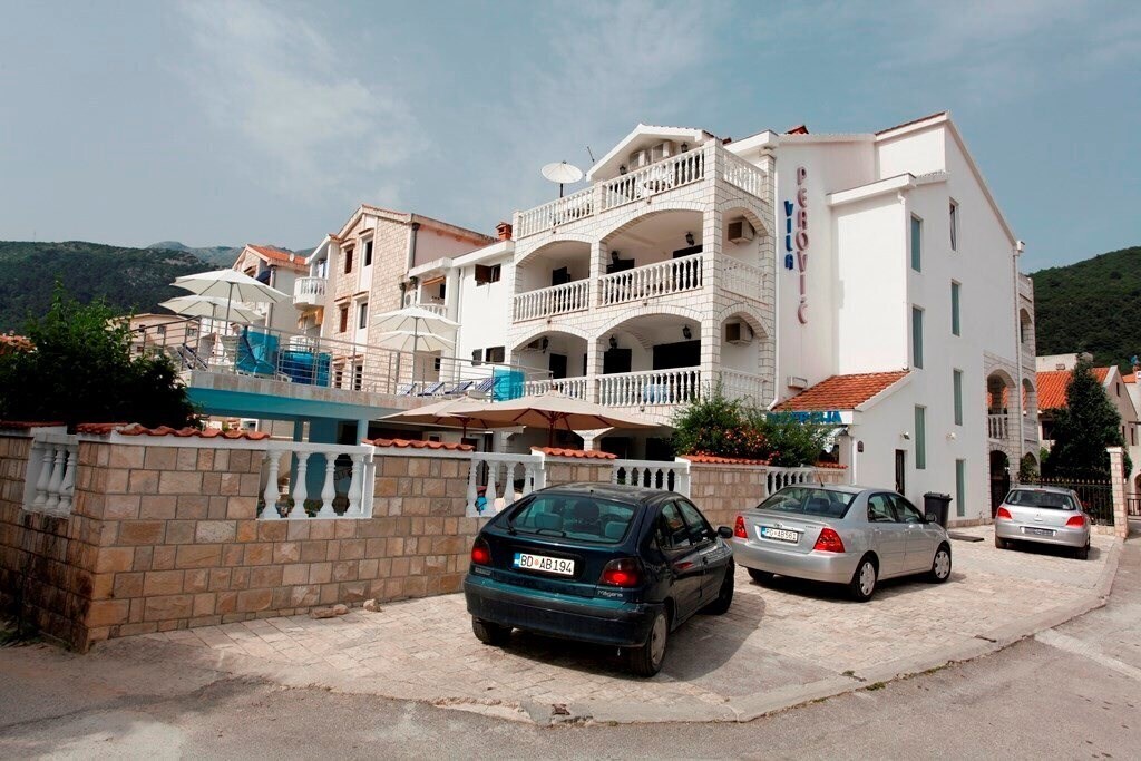 Отель Apartments Perovic 3*