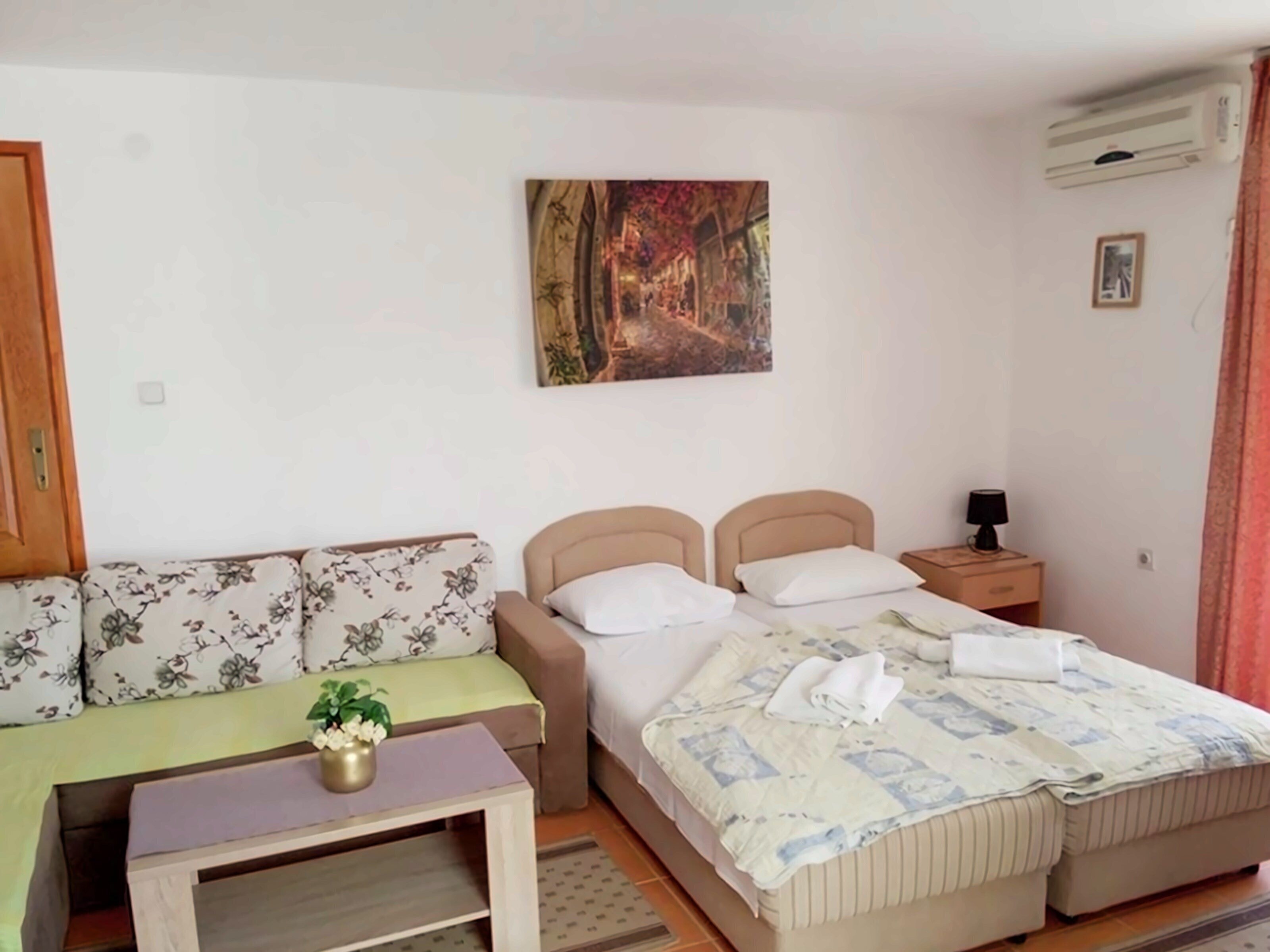 Территория Strugar Hotel 2*