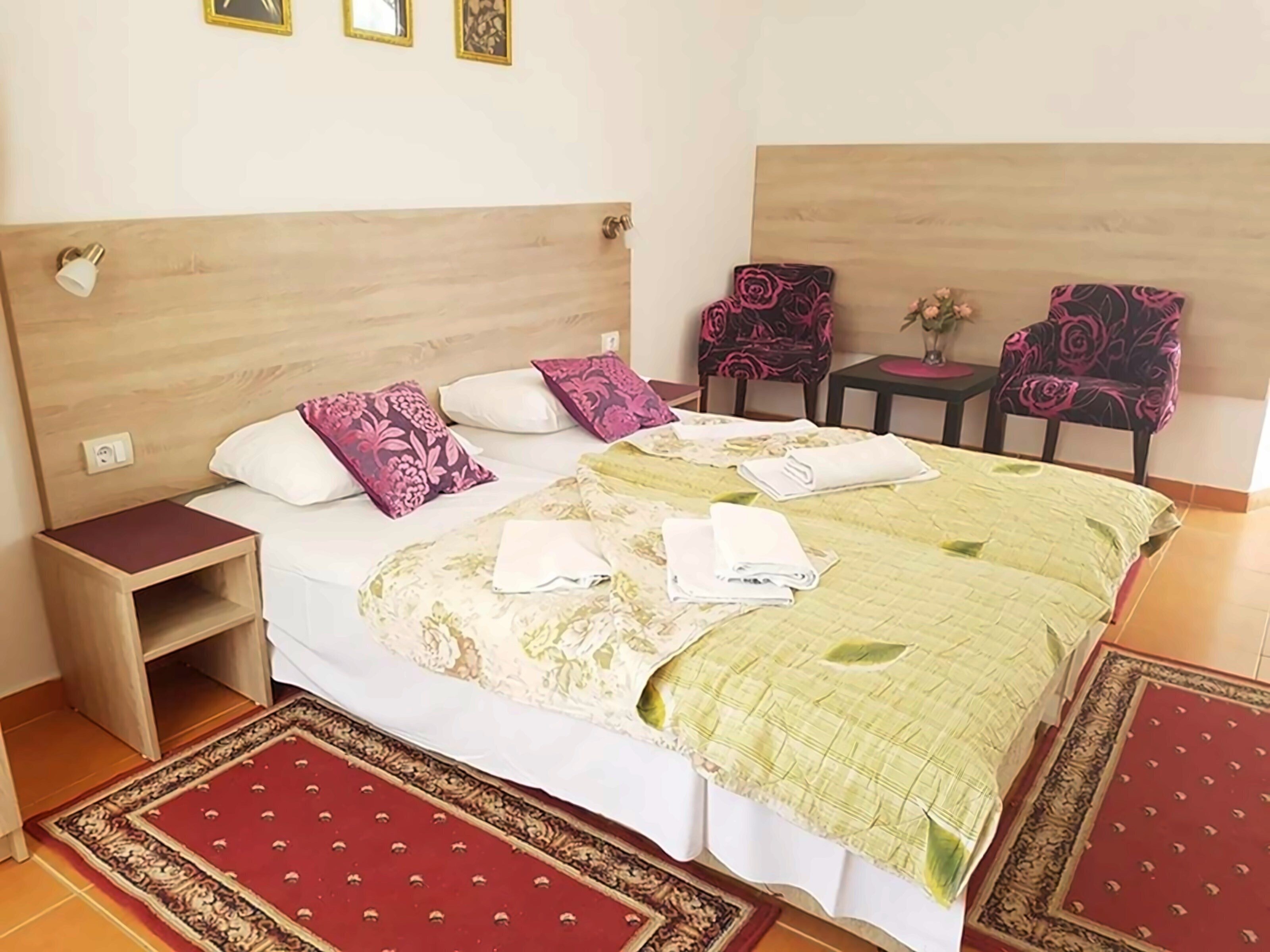 Панорама Strugar Hotel 2*