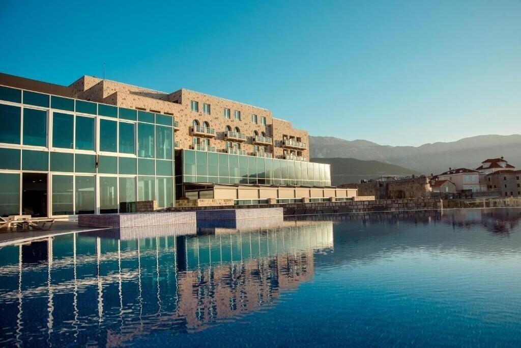 Отель Avala Resort & Villas 4*