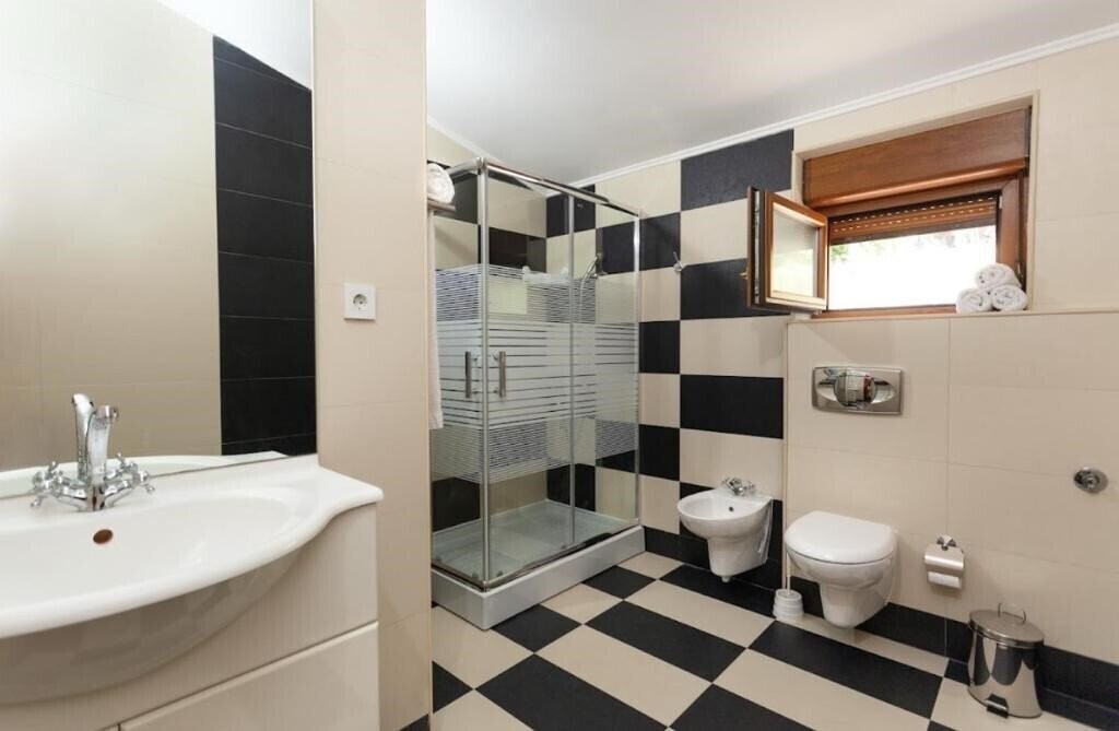 Фотографія Villa Eco House Buljarica 4*