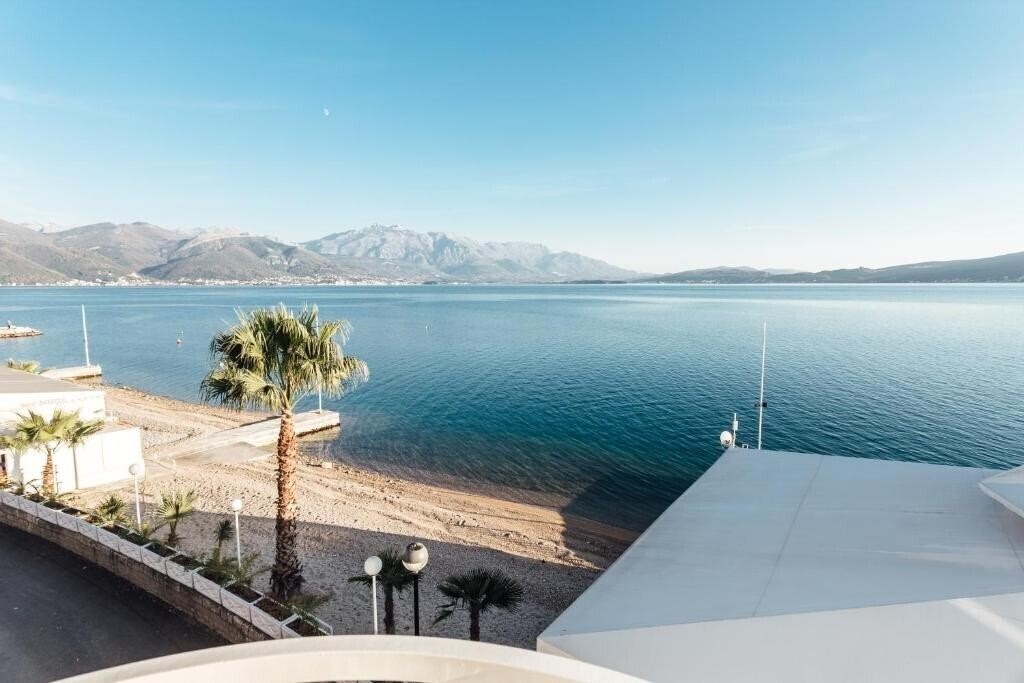 Апартаменты Azzurro Bijela 4*