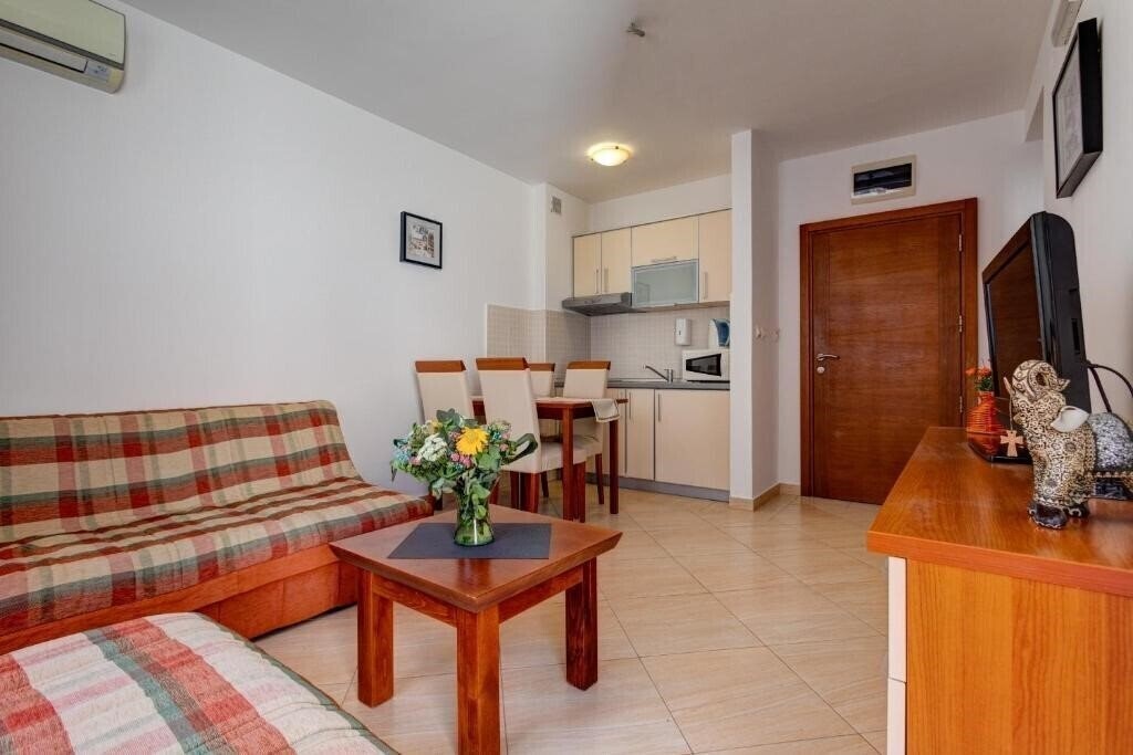 Територія Apartments Holiday 3*