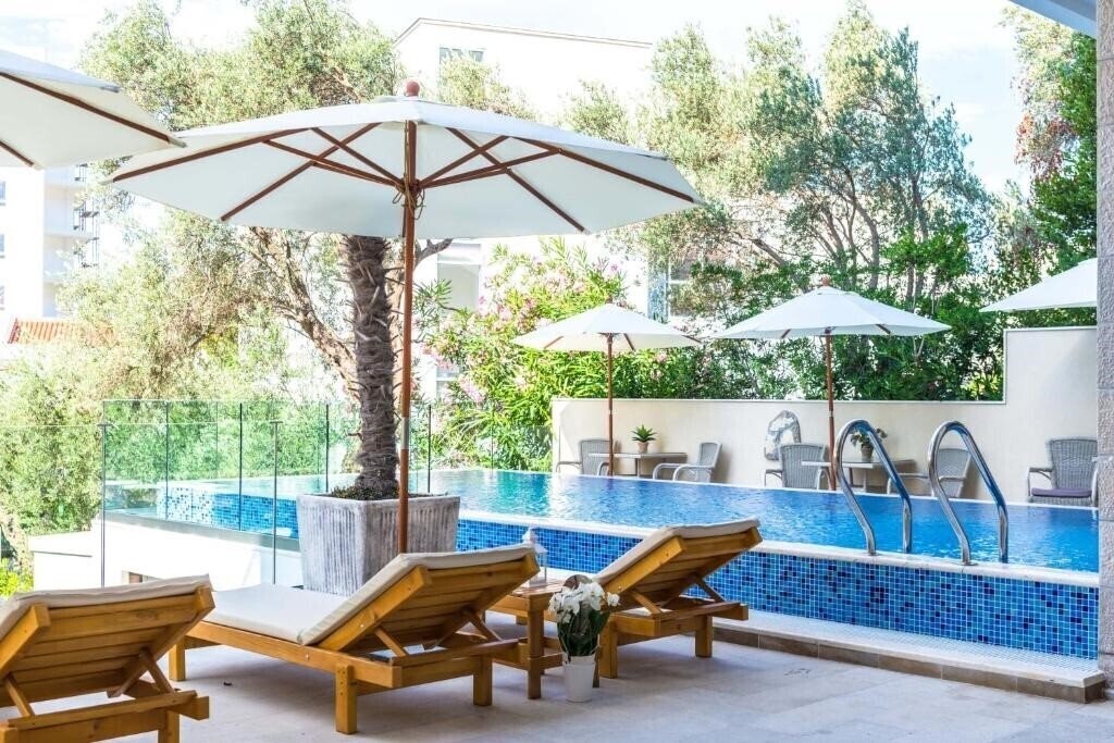 Отель Amfora Petrovac 4*