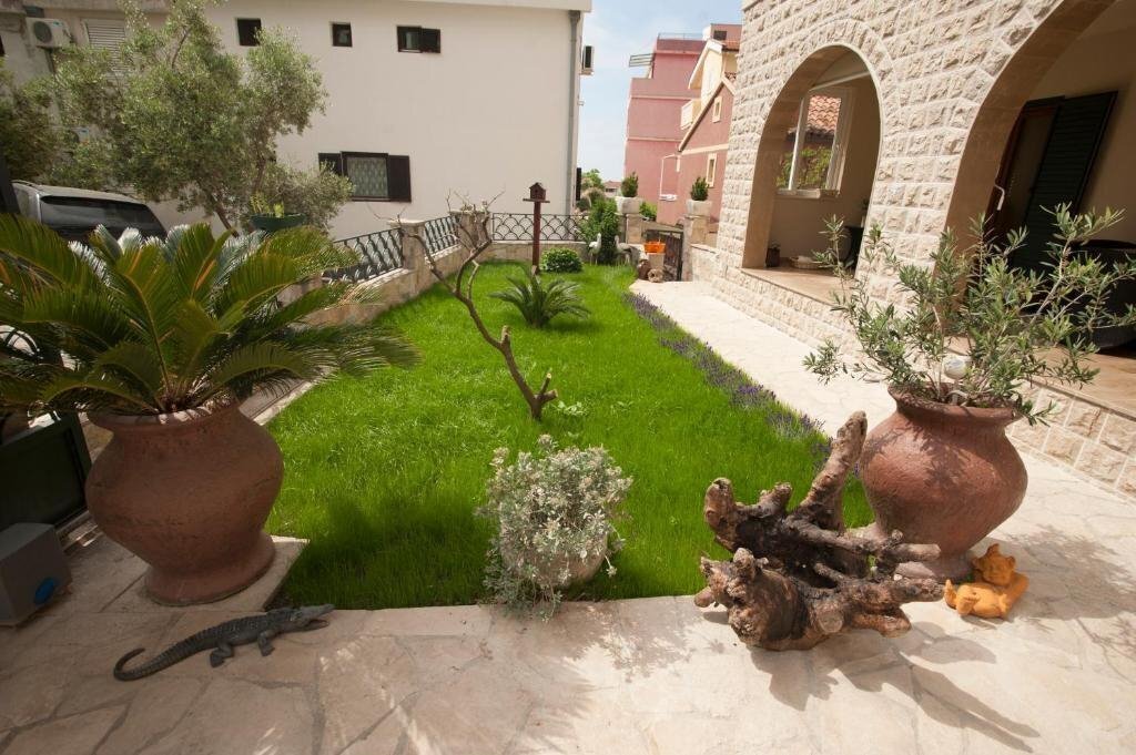 Территория Guest Houese Medin Apartments 3*