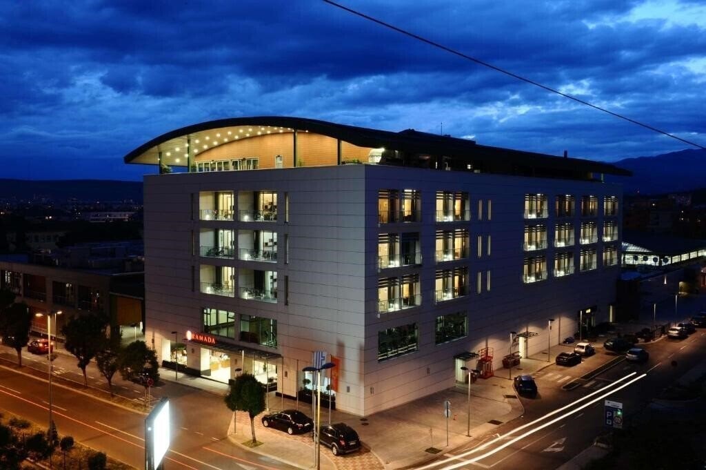 Отель Hotel Ramada 4*