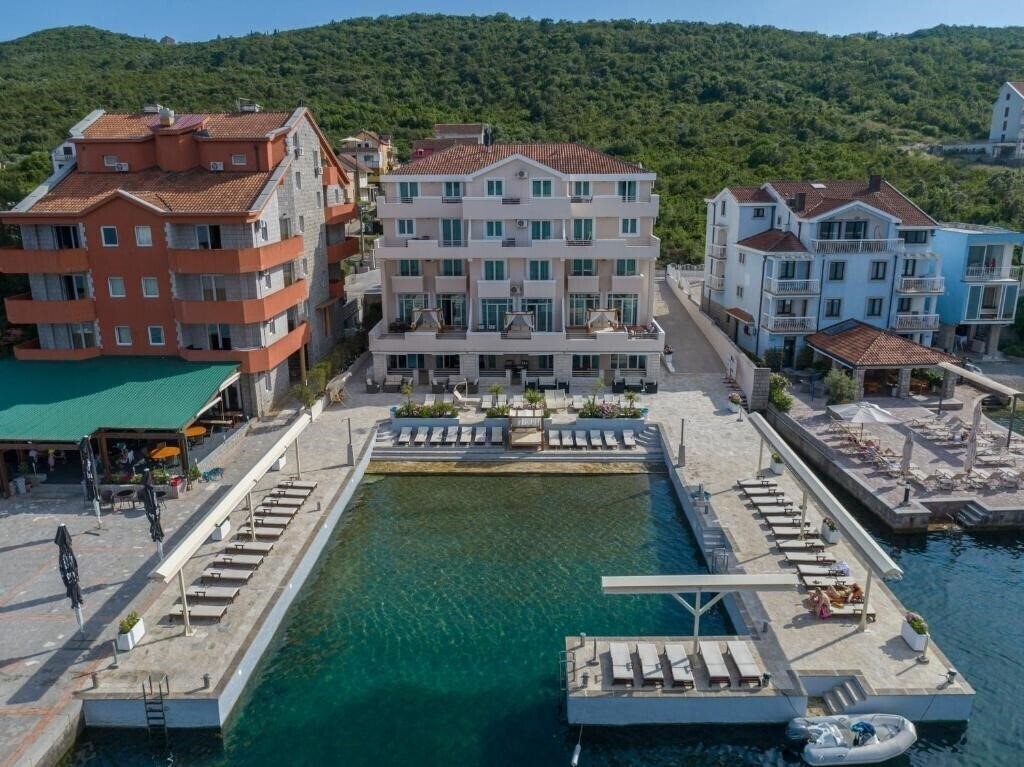 Готель Adeona Apartments 4*