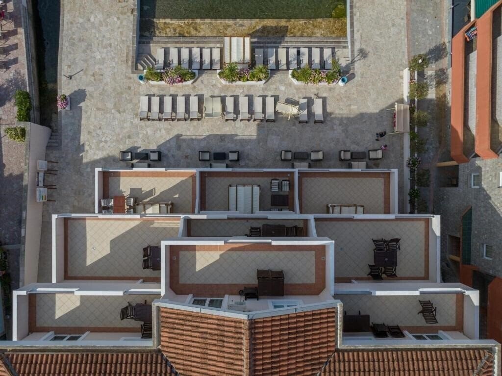 Територія Adeona Apartments 4*