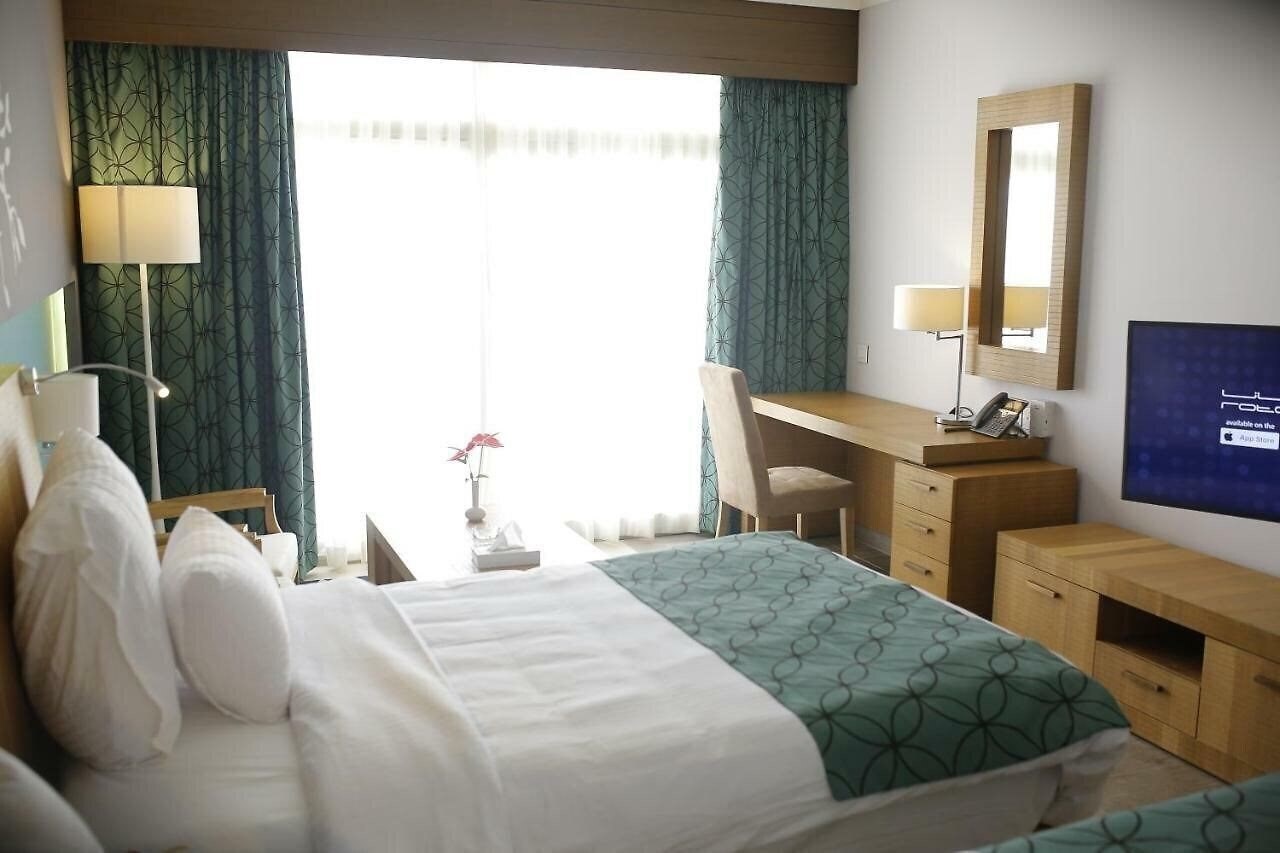 Территория Movenpick Resort & Golf Einbay 5*