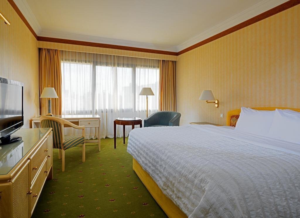 Территория Le Meridien Heliopolis 5*