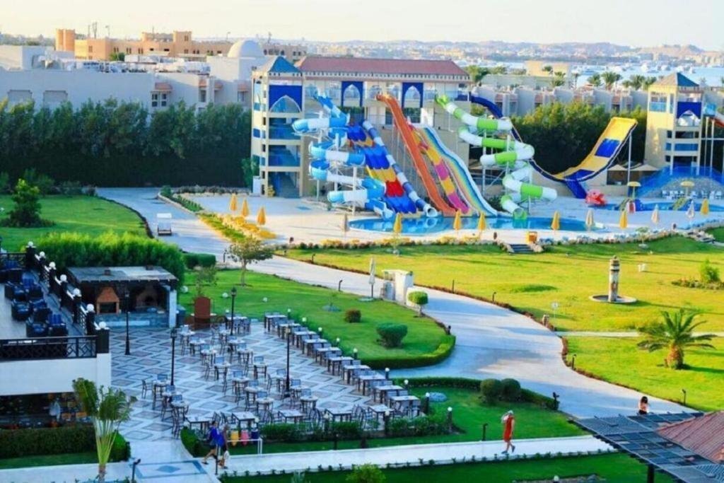 Gravity Hotel & Aqua Park Hurghada 5*. Gravity Hotel & Aqua Park Hurghada 5* пляж.