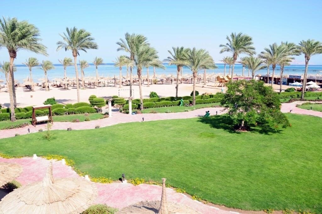 Территория Edge by Rotana Sea Beach 4*