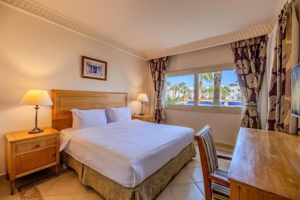 Вид Continental Plaza Beach Resort 4*