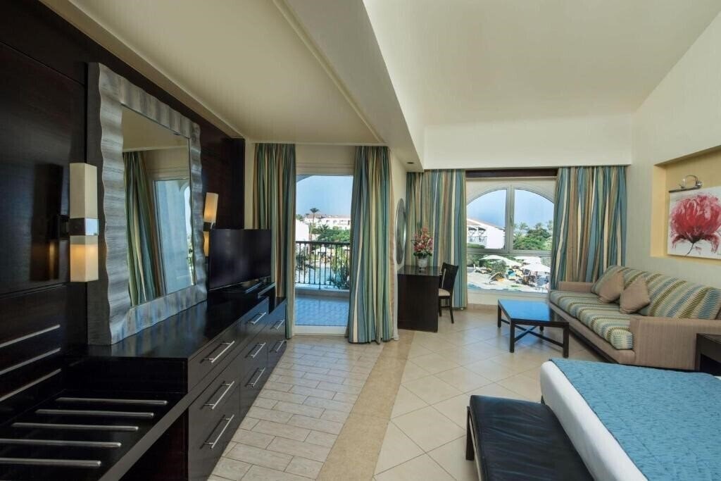 Апартаменты Reef Oasis Blue Bay Resort 5*