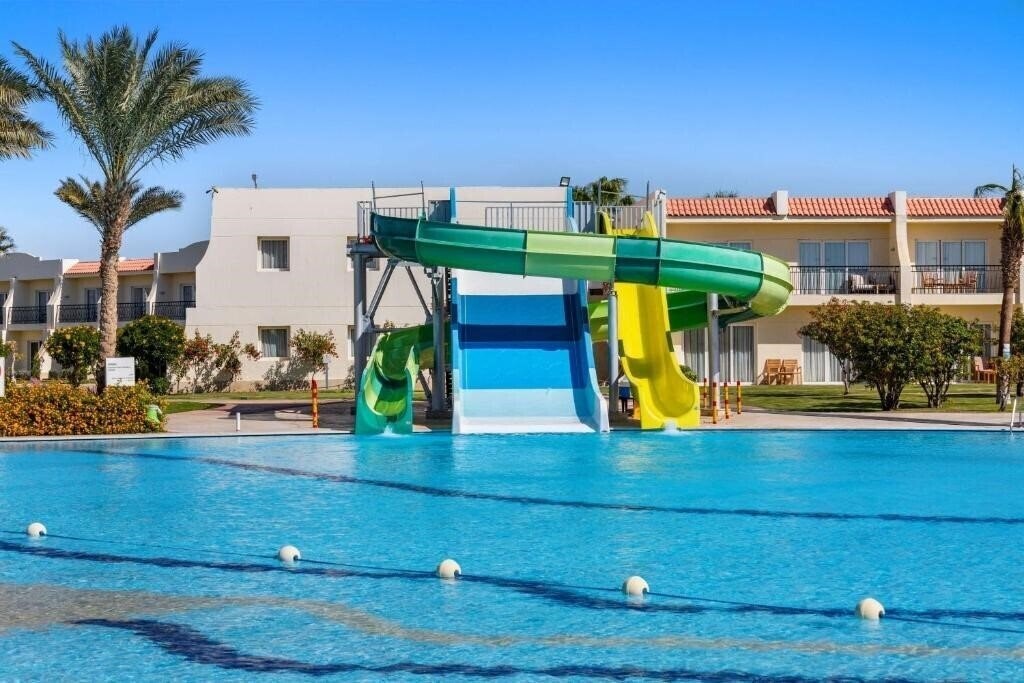 Территория DoubleTree by Hilton Sharks Bay Resort Mountain Side 4*