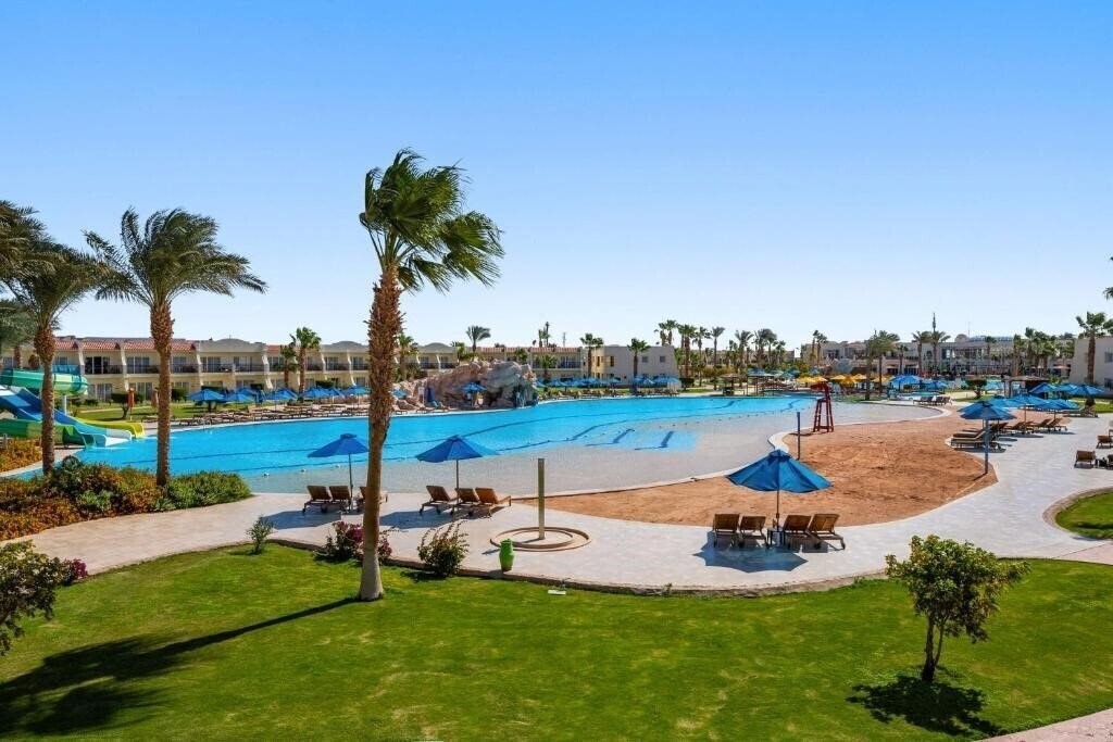 Панорама DoubleTree by Hilton Sharks Bay Resort Mountain Side 4*