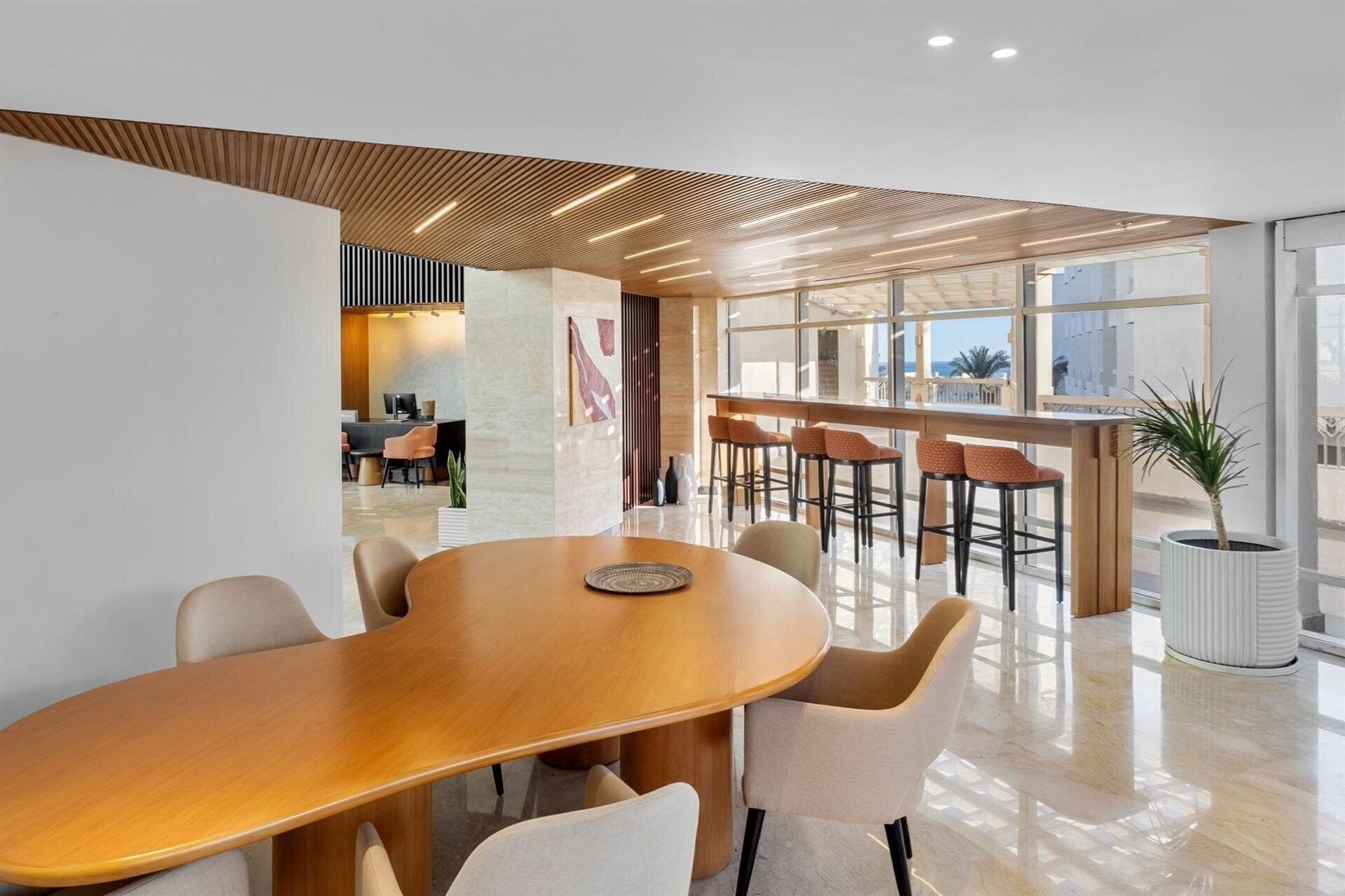 Территория DoubleTree by Hilton Sharks Bay Resort Beach Side 4*