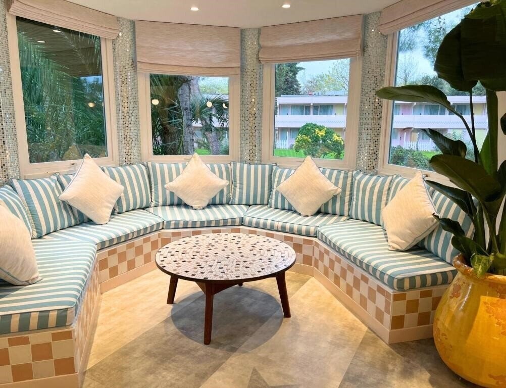 Территория Kyriad Cannes Mandelieu 2*