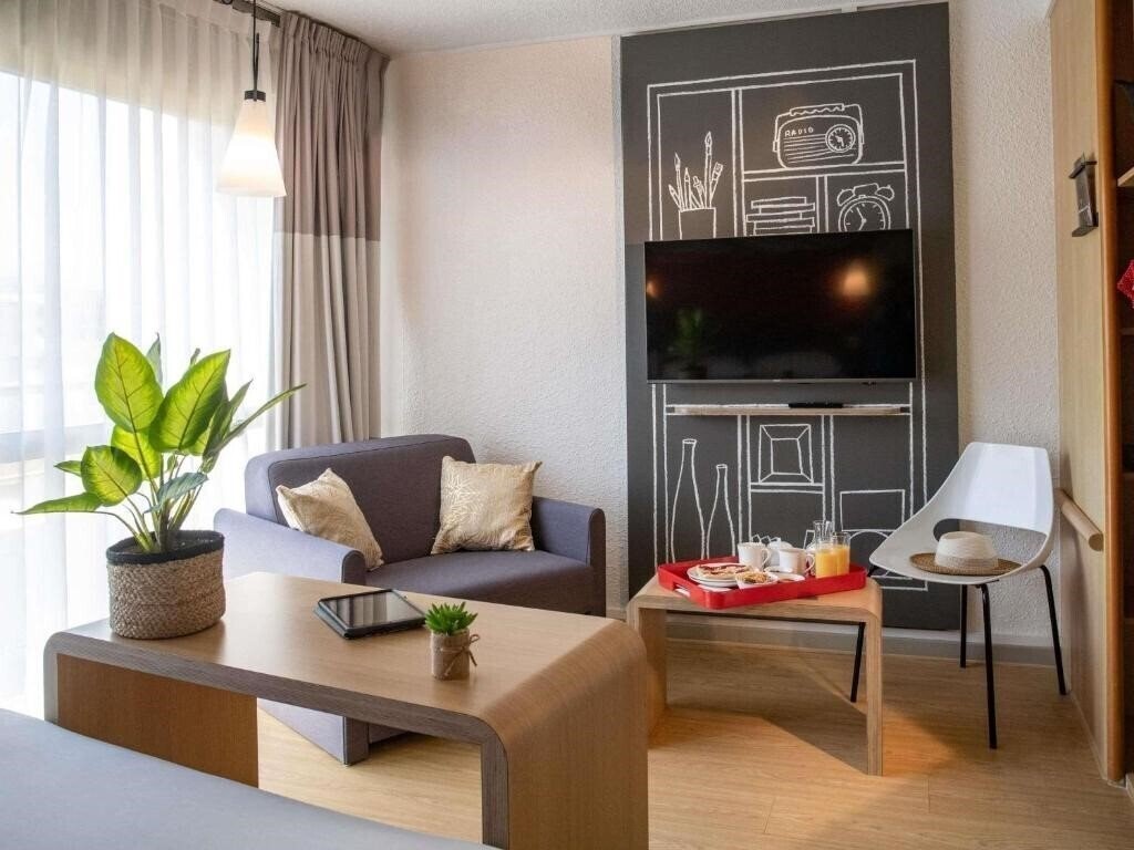 Территория Ibis Cannes Plage La Bocca 3*