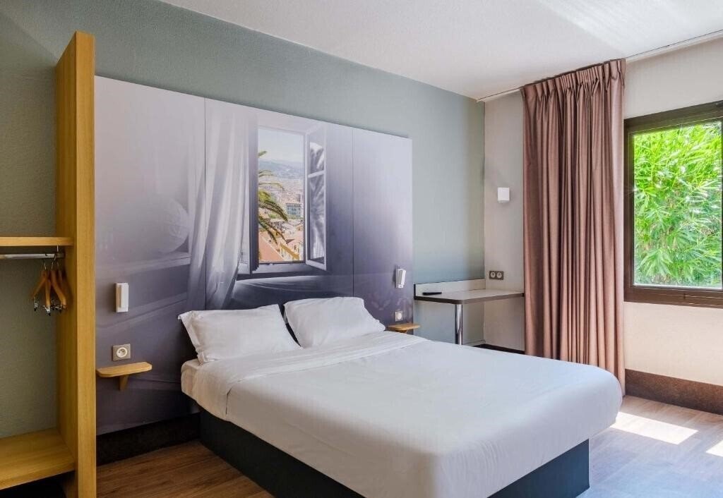 Вид B&B Hotel Villeneuve Loubet Village 2*