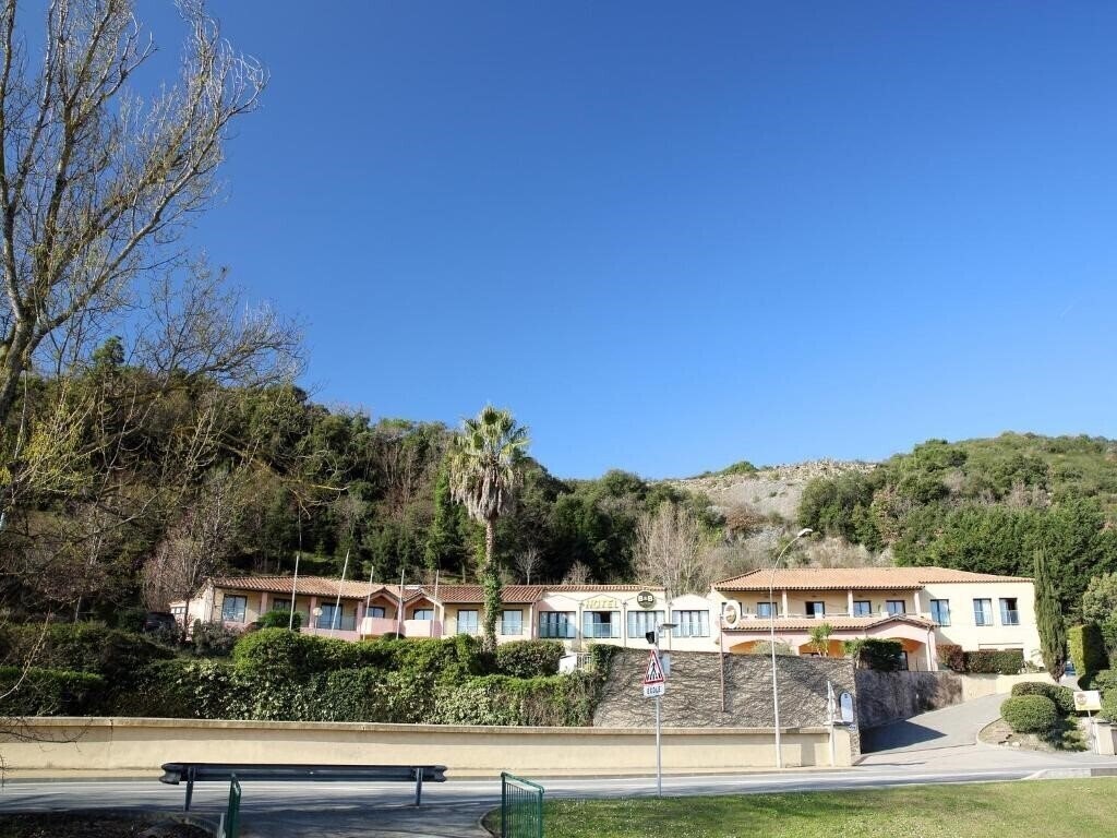 Територія B&B Hotel Villeneuve Loubet Village 2*