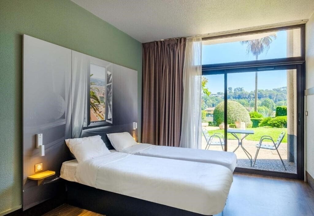 Апартаменти B&B Hotel Villeneuve Loubet Village 2*
