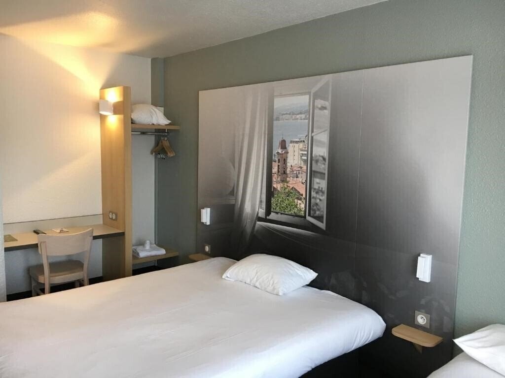 Панорама B&B Hotel Villeneuve Loubet Village 2*