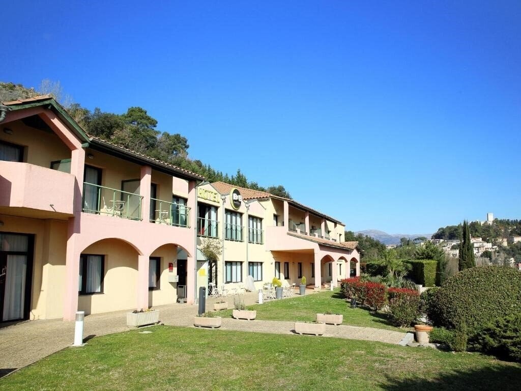 Готель B&B Hotel Villeneuve Loubet Village 2*