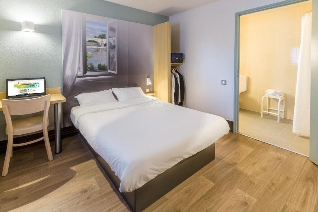 Територія B&B Hotel Villeneuve Loubet Plage 2*