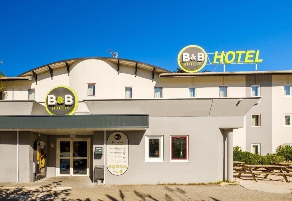 Готель B&B Hotel Villeneuve Loubet Plage 2*