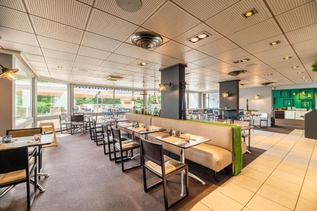 Апартаменты Novotel Lyon Nord Porte De Lyon 3*