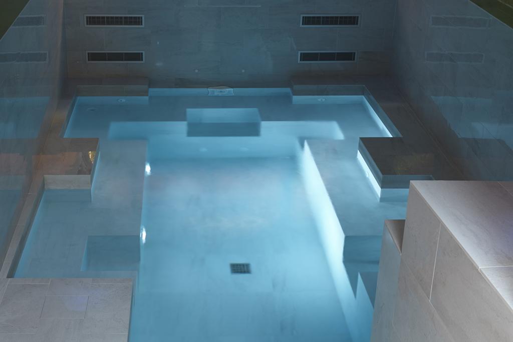 Апартаменти Cour Des Loges 5*