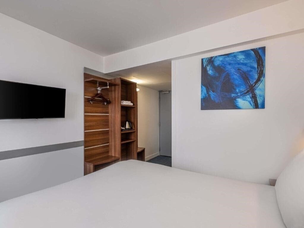 Территория Holiday Inn Express Marseille Saint Charles 3*