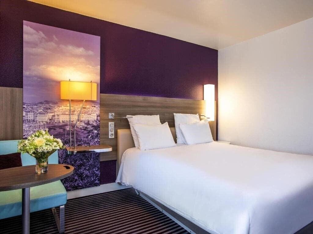Панорама Mercure Marseille Centre Vieux Port 4*
