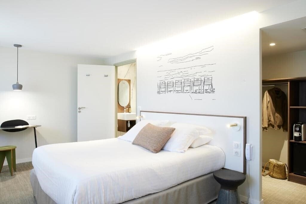 Территория Hotel du Pin Nice Port 3*