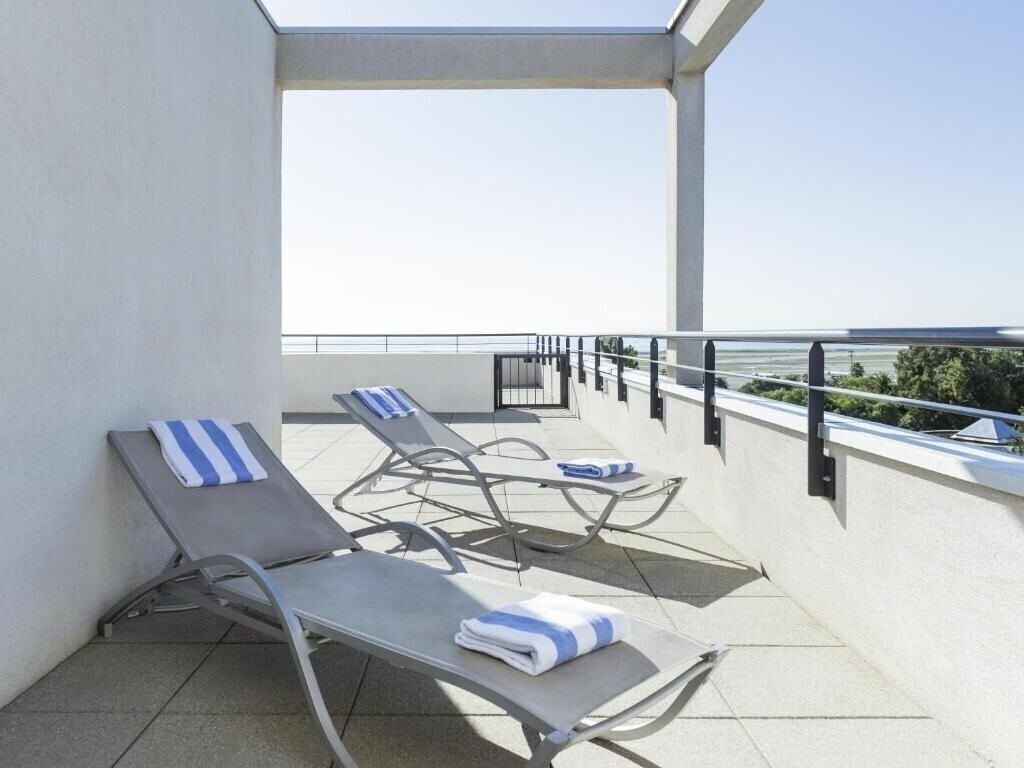 Территория Novotel Suites Nice Airport 4*