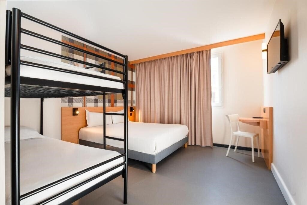 Территория EasyHotel Nice Old Town (ex. EasyHotel Nice Palais des Congres, Ibis Nice Palais des Congres, Best Western Nautica) 3*