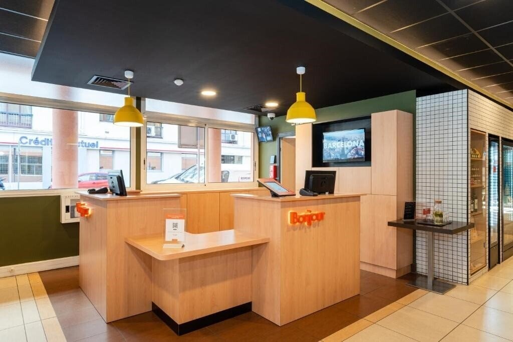 Панорама EasyHotel Nice Old Town (ex. EasyHotel Nice Palais des Congres, Ibis Nice Palais des Congres, Best Western Nautica) 3*