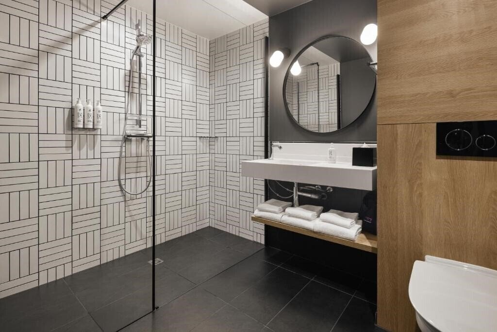 Картинка Moxy Nice 3*