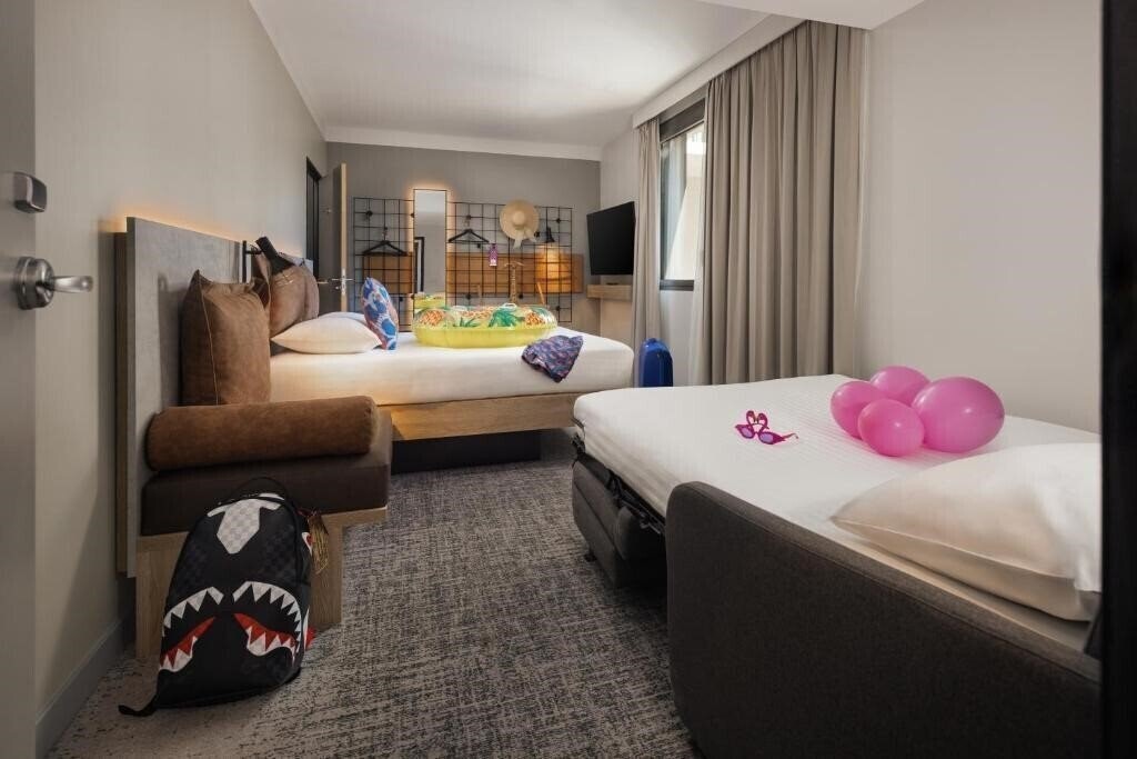 Территория Moxy Nice 3*